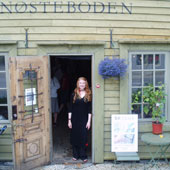 Foto: Kirsten Reckeweg begr&uuml;&szlig;t zur Ausstellung